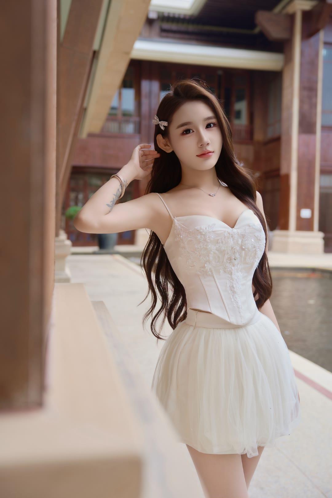 中优雅白裙，少女心满满，漫步在古风庭院美女究竟能有多美