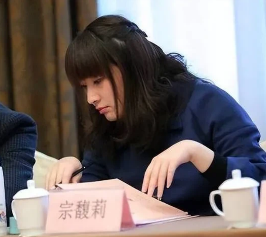 翻到数年前一个视频，才发现宗馥莉不是在争遗产，也不是在夺权，而是在“复仇”！