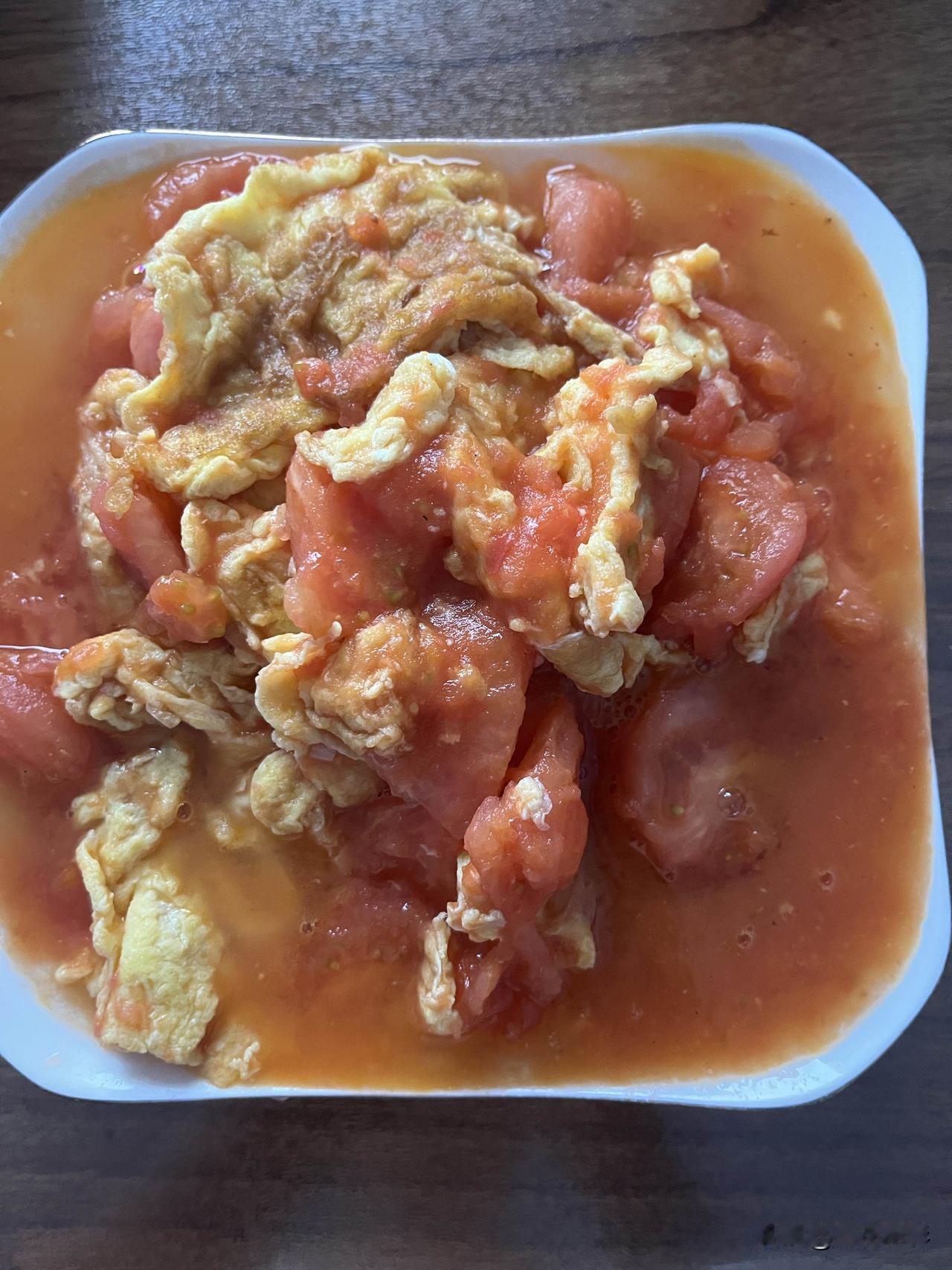 好友们晚上好！周三快乐，晚餐香香！今天的晚餐：肉末炒双色豆腐西红柿炒鸡蛋红