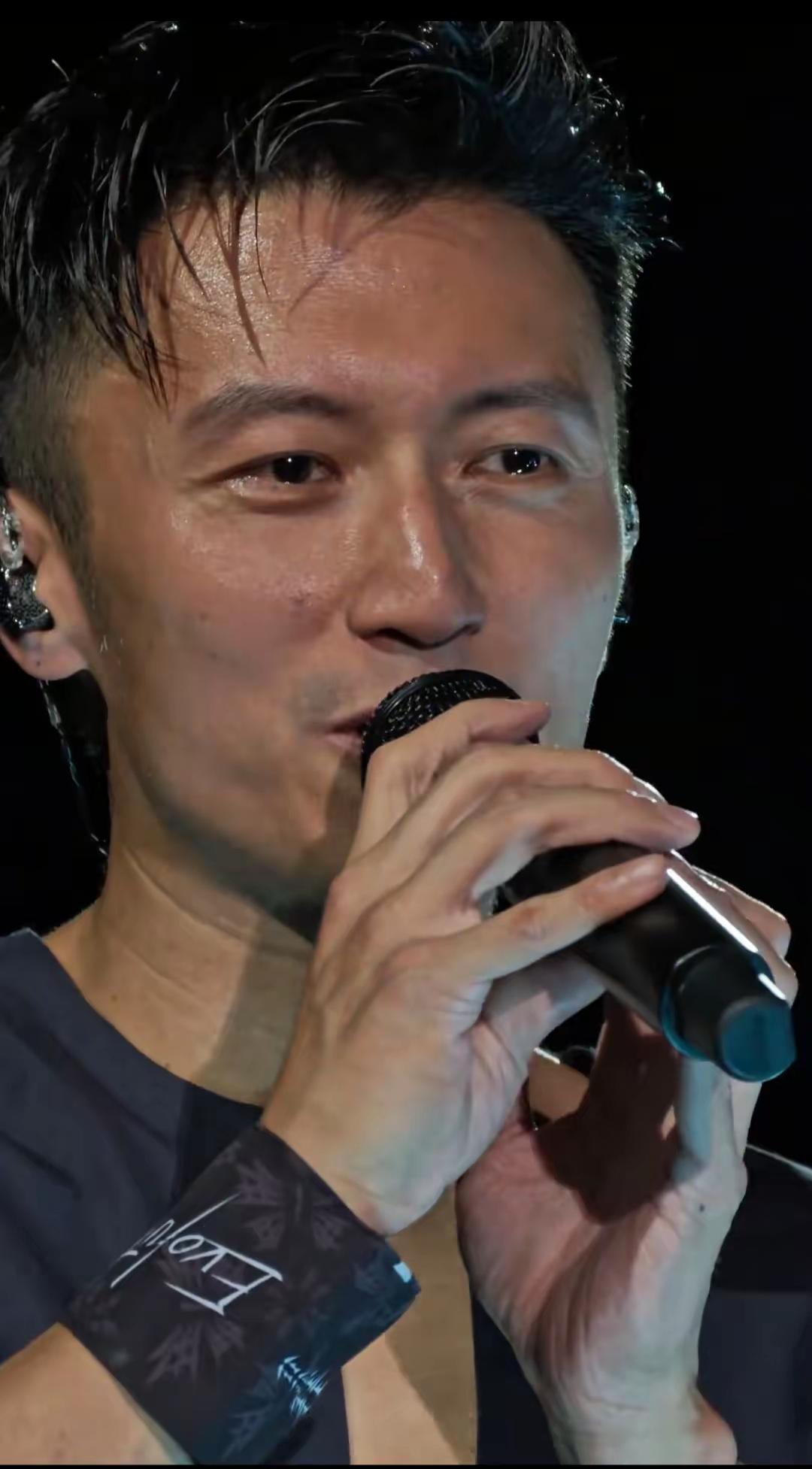 离开精修图谢霆锋脸上也有了岁月的痕迹哪有什么不老神颜哦！