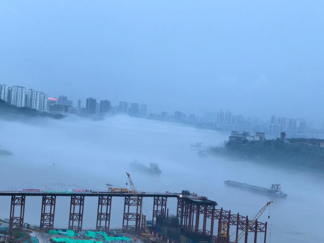 勒就是我家窗外的重庆江景，也就这个样子的，眉山的江景绿化如何比得过重庆的山水立体
