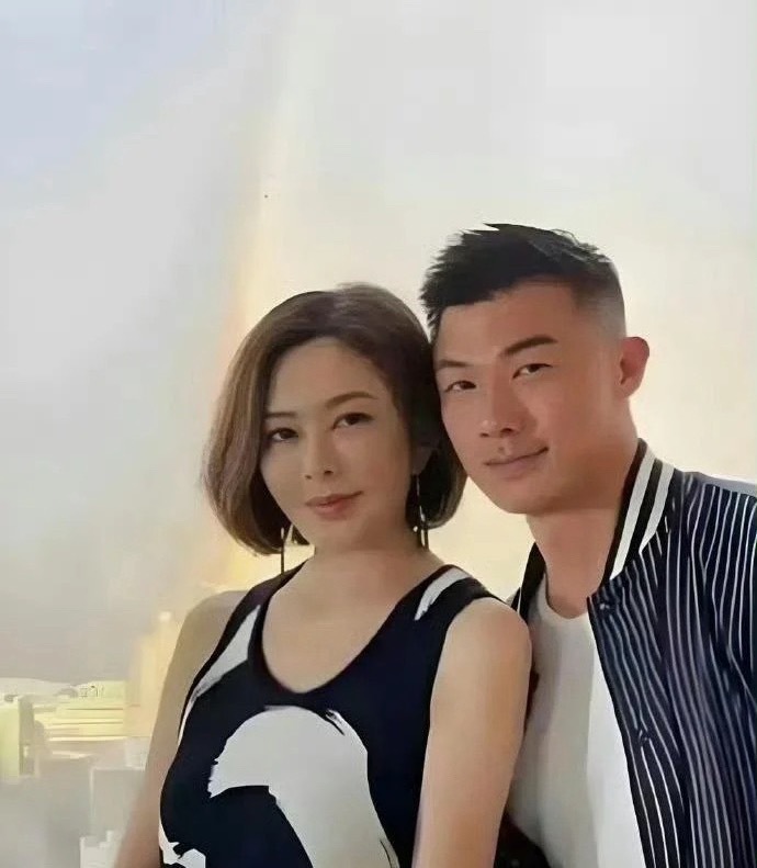 这是关之琳的模特男友，小伙子27岁，关之琳62岁，两人相差35岁。
