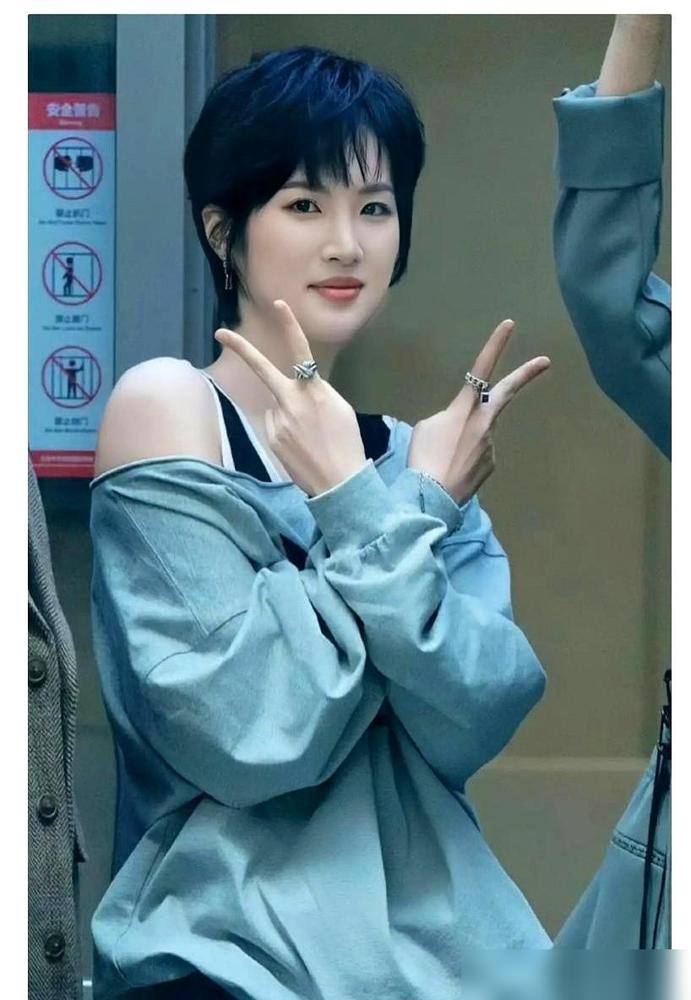 我一朋友在剧组当群演，给我发消息说撞见姚安娜了，第一反应就是“真人跟电视上是两个