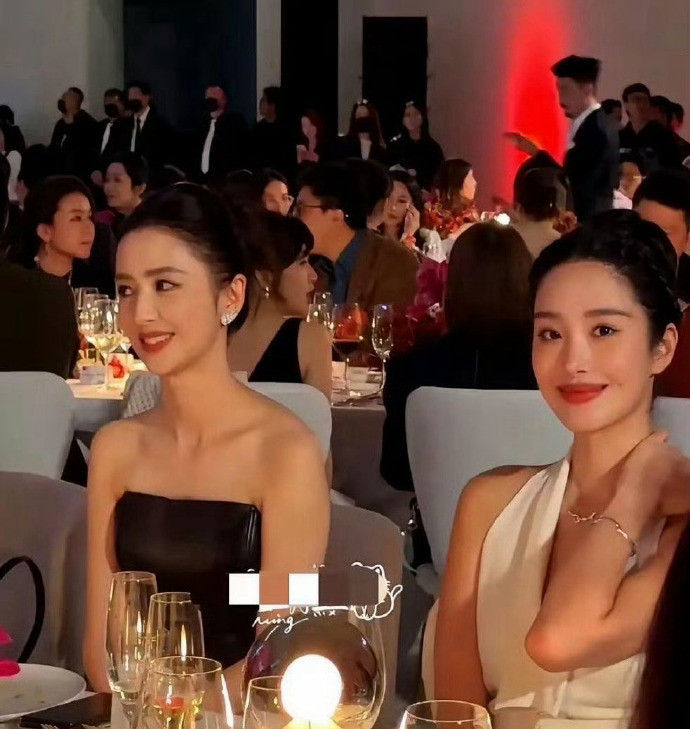 42岁的佟丽娅和32岁杨采钰的同框合影，杨采钰瞬间被秒了下去。佟丽娅五官挺好的，