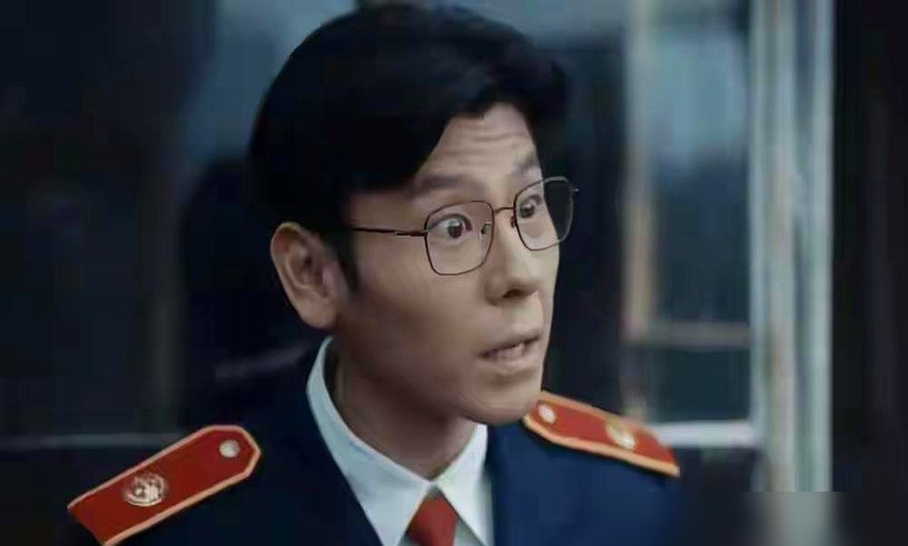 黄景瑜被传千万片酬，一个字没辟谣，导演沈严先急了。沈严直接放话：续集拍不拍，不看交情，看报表。编剧赵