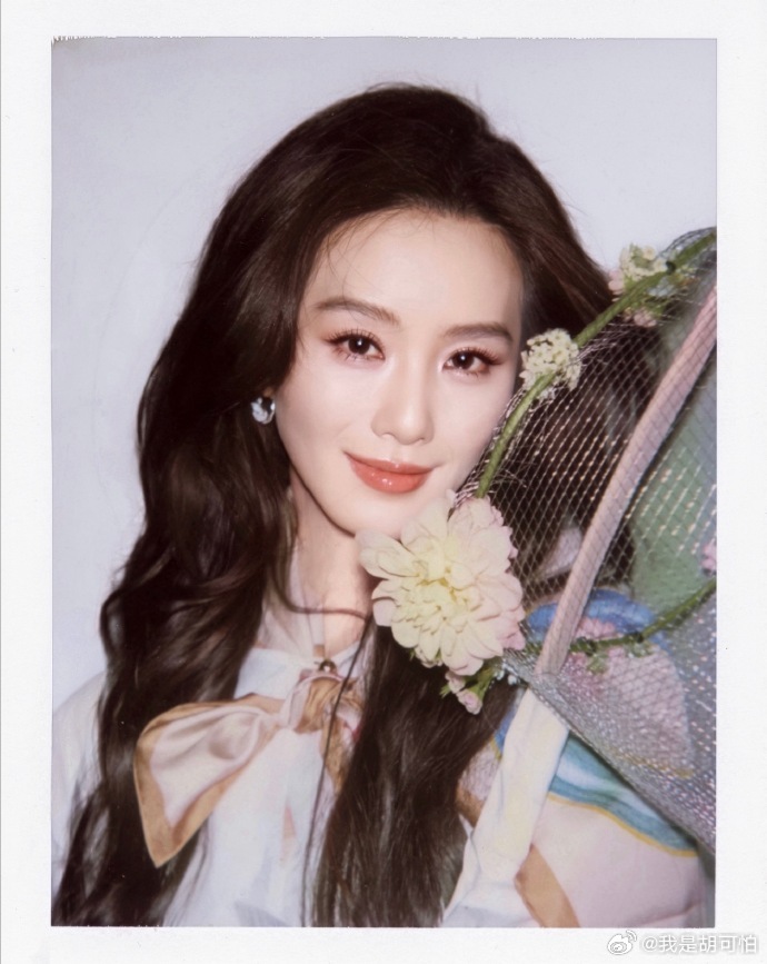 诗幂的情谊好好，就算非粉也会为刘诗诗怼脸放大的美貌惊叹，好有神性的一组！诗诗生日