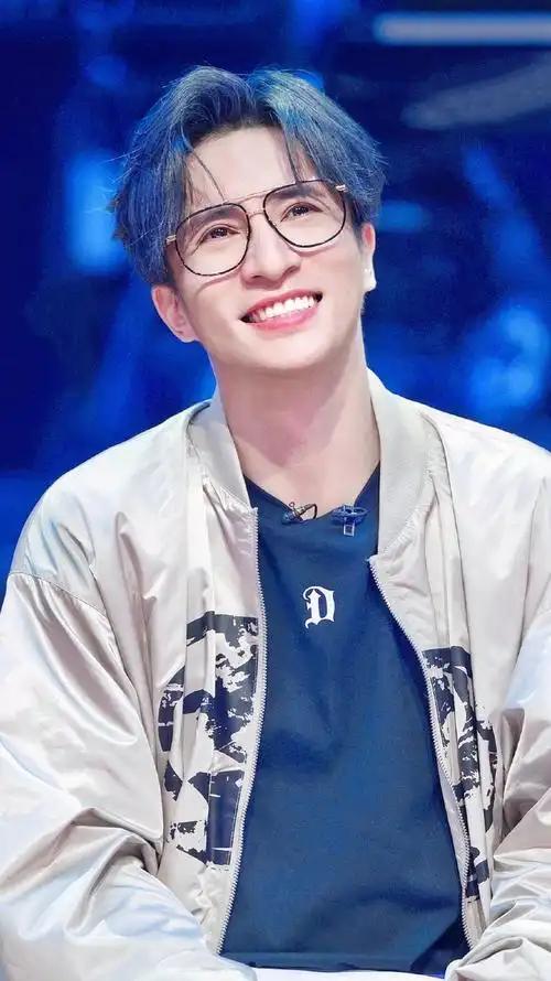 1.白敬亭劈腿章若楠，网传白敬亭和章若楠要二搭现代剧快把我老板带走，还直接沿用