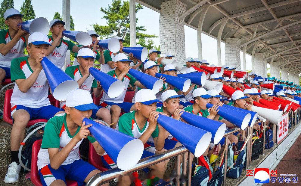 孩子们从小练就了鼓催的本领。鼓干劲，催上流。这个意思！