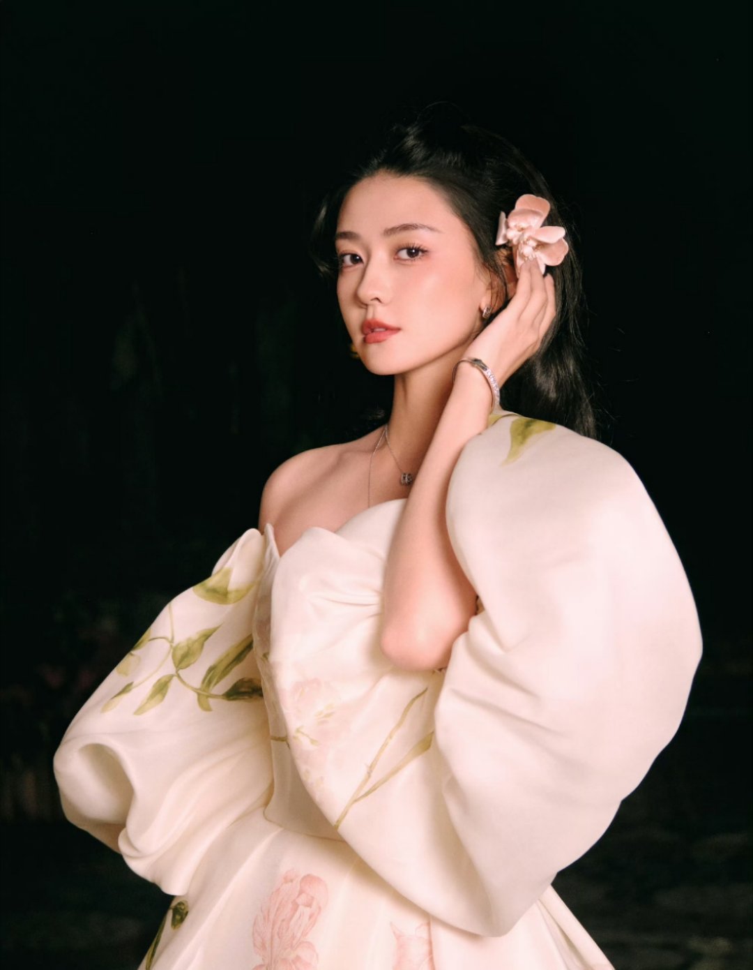 梁洁感冒好了吗穿这么少冷不冷一会要披上大衣哦