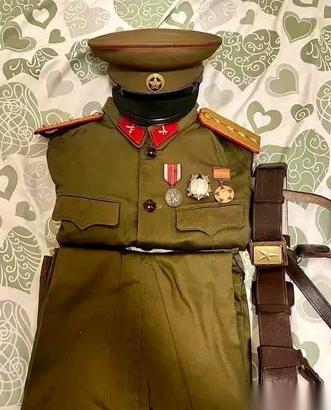 1955年，国内已经开始大授衔了。你以为朝鲜战场上的枪声停了，仗打完了，兄弟们