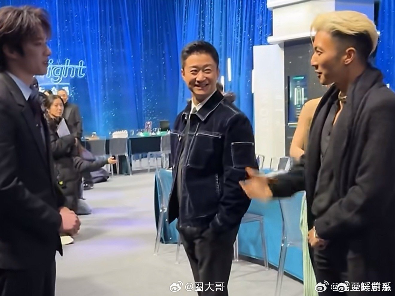 吴京给谢霆锋介绍刘耀文谁懂啊这个画面的氛围感！吴京跟霆锋安利耀文的打星梦，霆锋