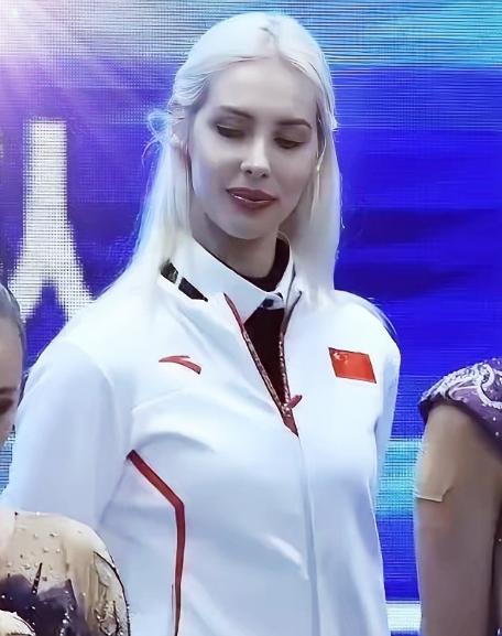 闭幕式上，中国代表团入场，镜头扫过队伍，突然在一个金发碧眼的女人脸上停了整整6秒