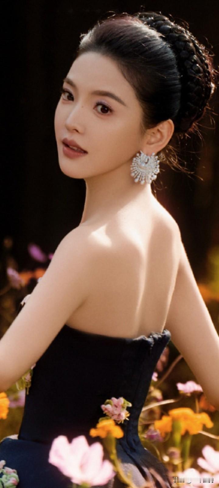 “难哄”美女章若楠29岁啦，一不小心马上要30而立了！她的两个漂亮亲妹妹都早