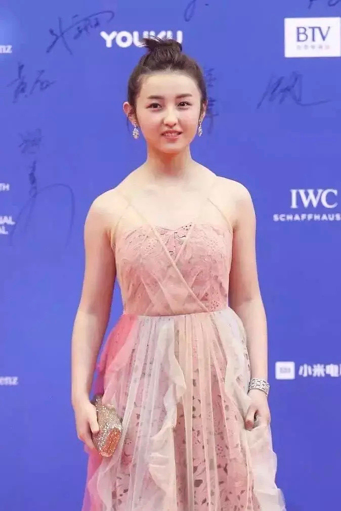 肩颈进化过程，女明星对自己是真狠，健身练成这样，太努力了。​​​