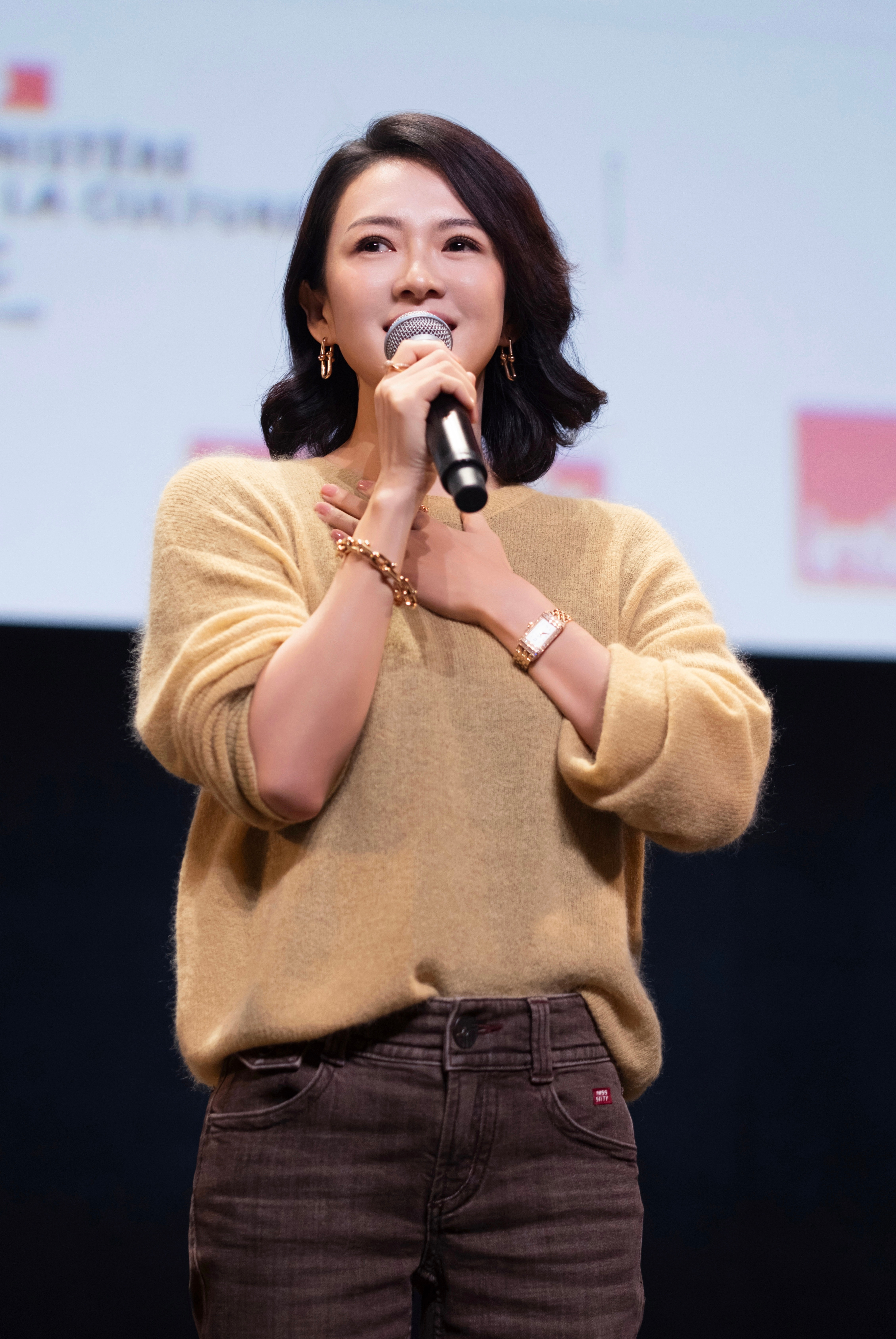 时尚灵感解读银幕万象，时光为证。积家全球代言人章子怡佩戴ReversoO