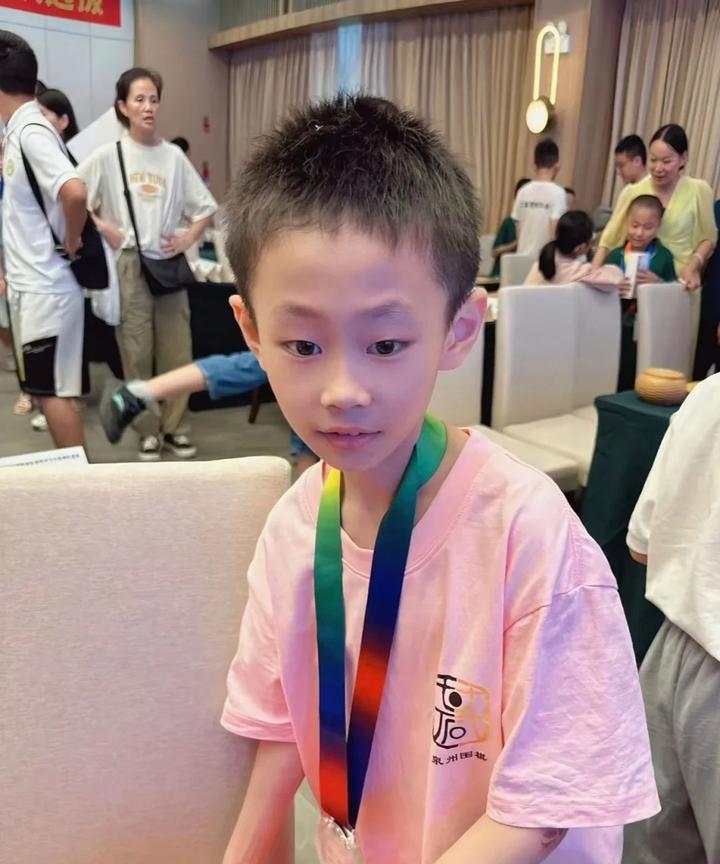 9岁围棋少年跳楼身亡，这个可怜的孩子，他不是死于满身伤痕，也不是死于父亲家暴