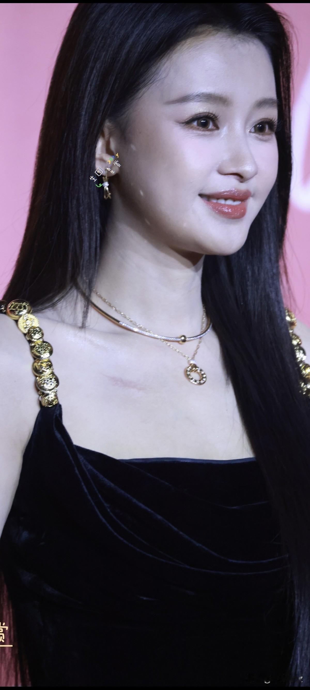 孙怡×精品流光盛典红毯全黑妆造的怡，又狠狠美到我了:全黑造型也能美得这么有层次