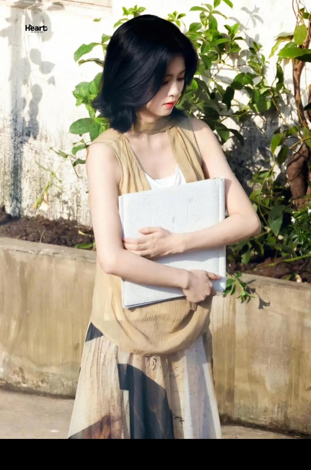 不知道她有没有戴假发，这发量实在是太惊人了！白女士适合演偶像剧，现在应该是颜值