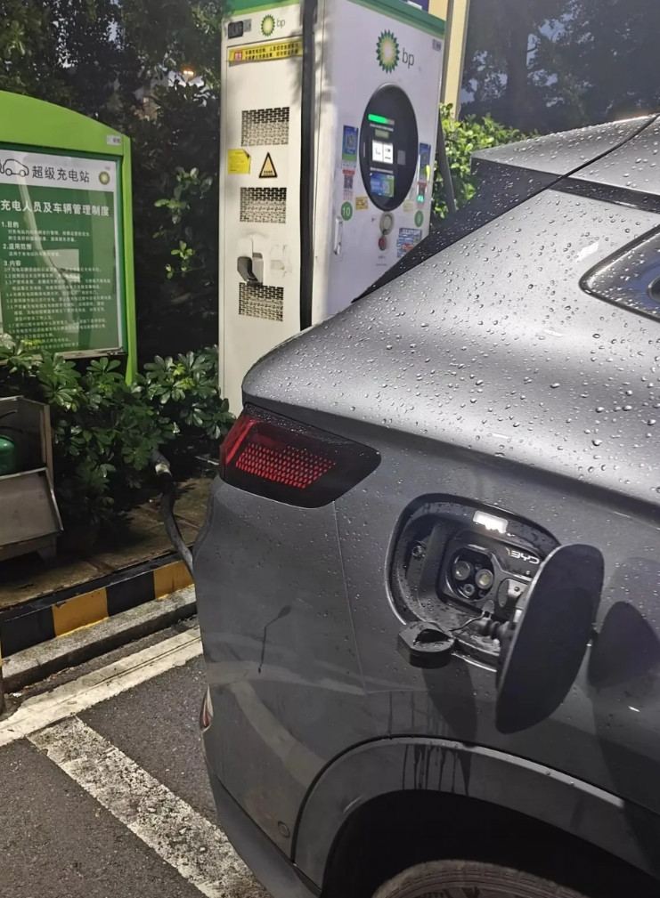 大无语事件！下完大雨去拔比亚迪宋plus智驾版的充电枪，居然发现已经被人拔了！