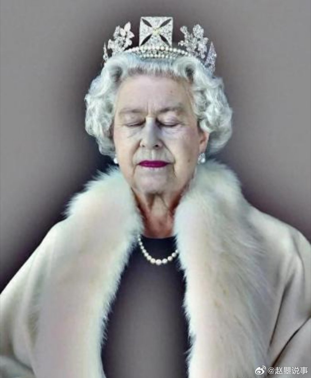 2022年，英国女王死后没有烧，也没有埋土，而是放进一口几百斤重的铅棺材，抬到温