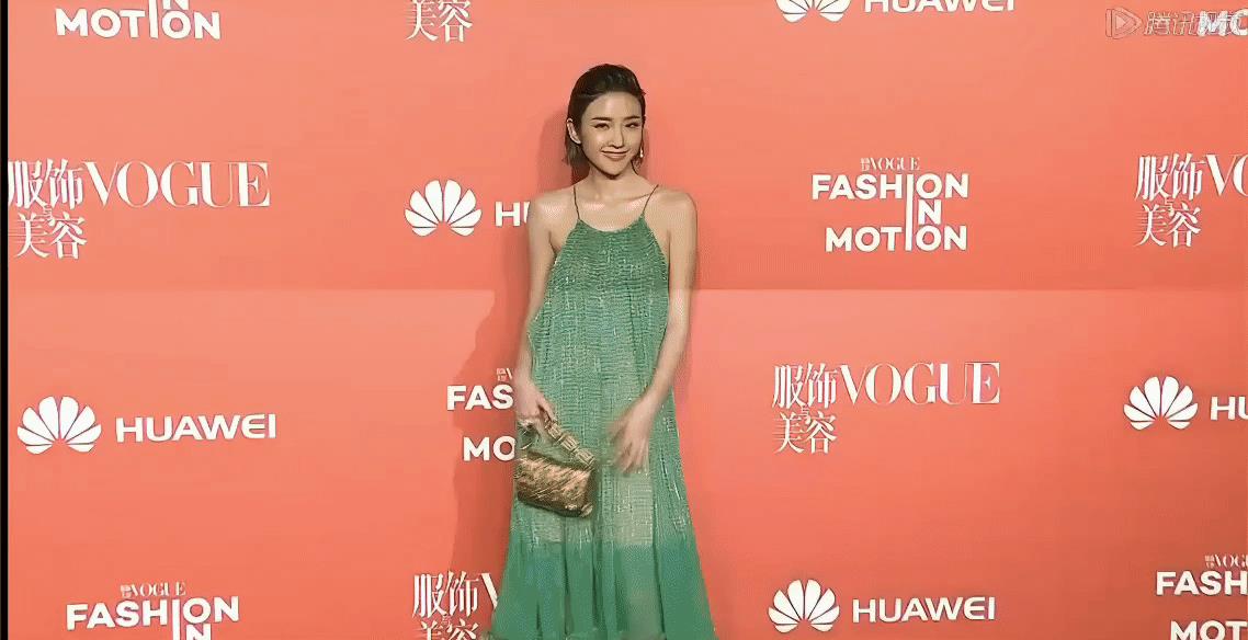 唐艺昕这穿搭挺有松弛感的吧！