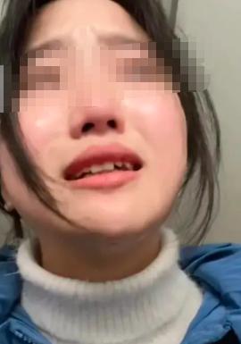 “学校就没责任吗？”美女大学生见学校草丛里长了野蘑菇，看着没毒就采回宿舍煮着吃。