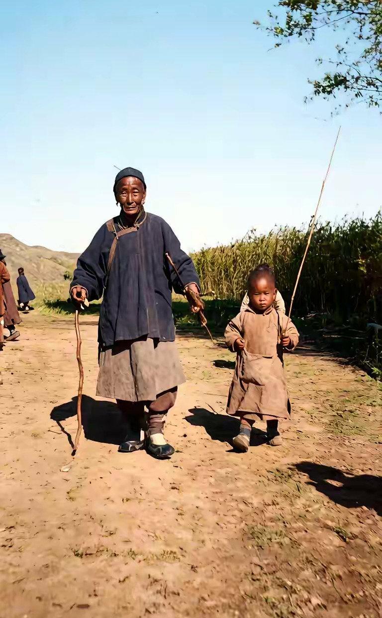 图1：1905年，北京街头的祖孙俩图2：2025年，北京街头的祖孙俩敢叫这日