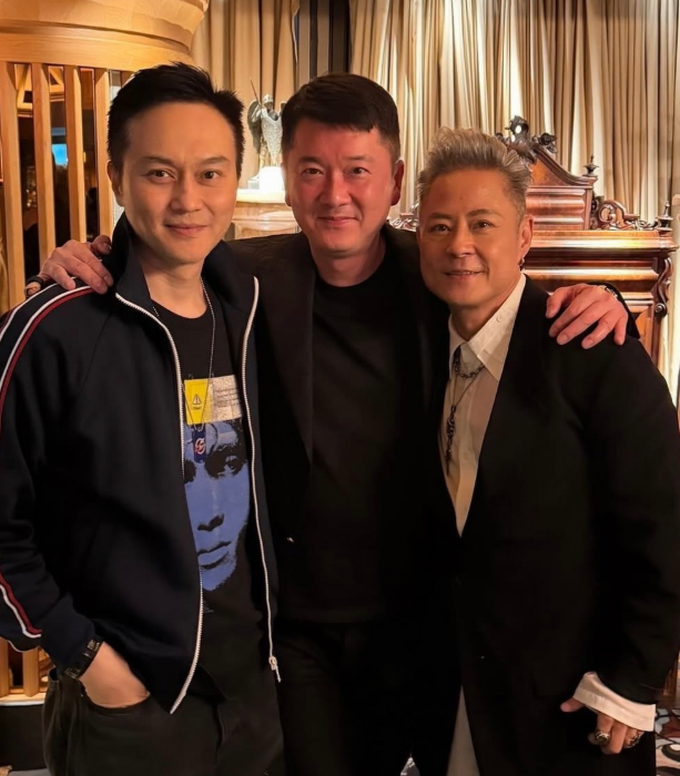 54岁张智霖和老婆袁咏仪在香港酒吧参加朋友聚会，夫妻俩都是素颜，看起来和化妆后差