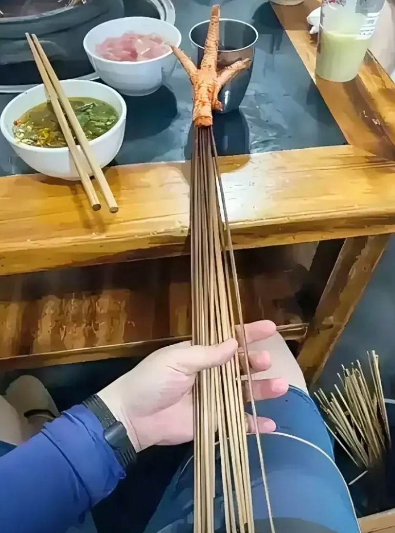这鸡是犯天条了吗？死了连爪子还要承受万箭穿心的痛苦