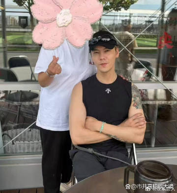 陈伟霆何穗携一岁儿子现身秦皇岛海边度假，沙滩陪伴玩耍，画面温馨治愈