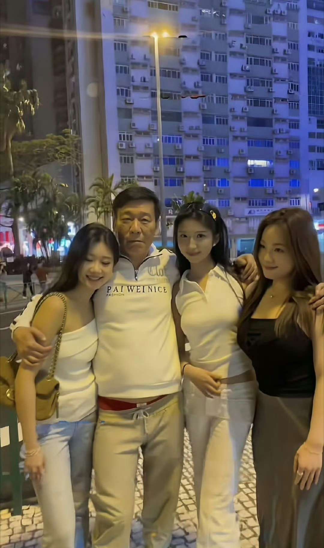 中间那个男人叫啥？？？？？