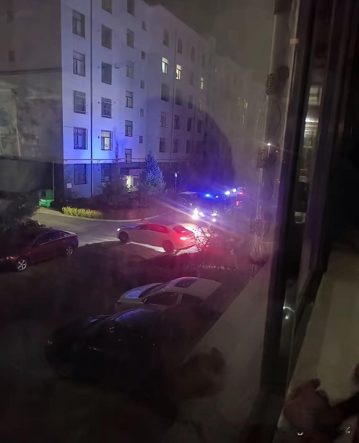 前天小区里抬出去一个人，27岁，猝死。看着她母亲跪在地上哭得那般惨烈，连路人