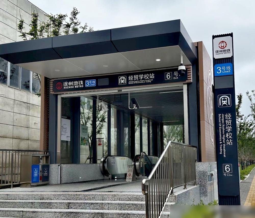 徐州，一个GDP还没破万亿的城市，地铁里程却奔着100公里去了。看看数据：2