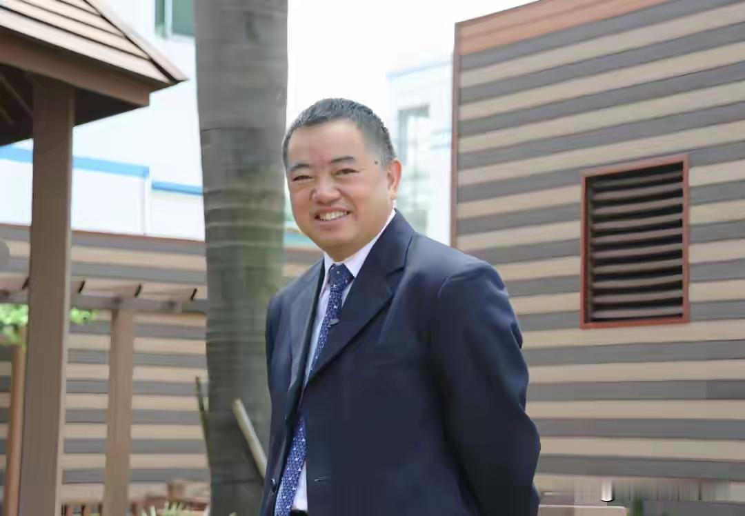 35岁裸辞大学教授，靠“收废品”年入300亿，说的就是格林美创始人许开华。196