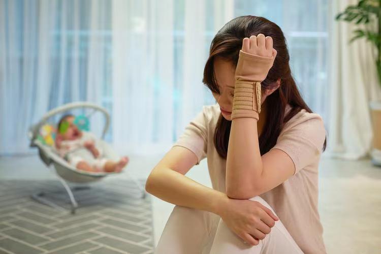 陕西安康，女子生完二胎后，患上产后抑郁，还丈夫分居生活后决定离婚。两人相约到江边