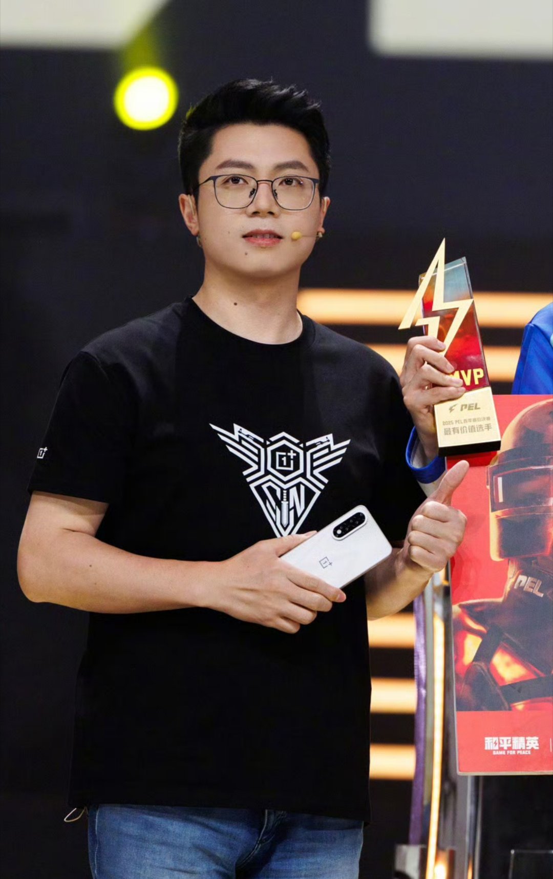 没有意外的话，杰哥手里的这个，应该就是即将登场的Ace5至尊版？外观设计相对之前