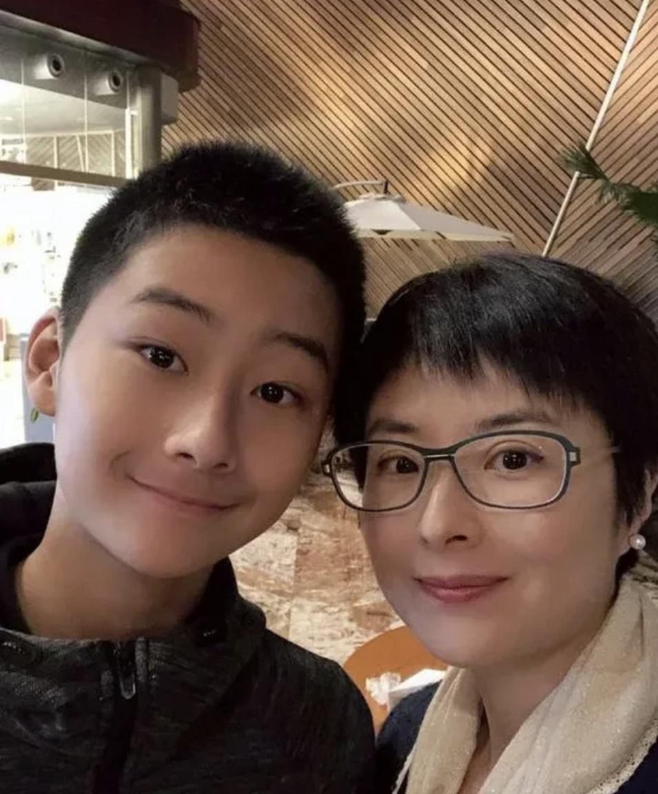 42岁的“央视名嘴”张泉灵辞职后，趁60岁的丈夫不注意，带着147万存款前往上海