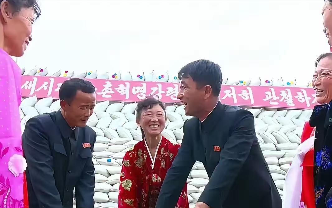 朝鲜粮食如何分配的？根据2025年的标准，朝鲜成年人每天定量为700克混合粮食，