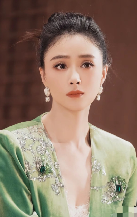 终于理解了，42岁的蒋欣至今没有结婚，最根本的原因在于她的父母，她的父母真的是