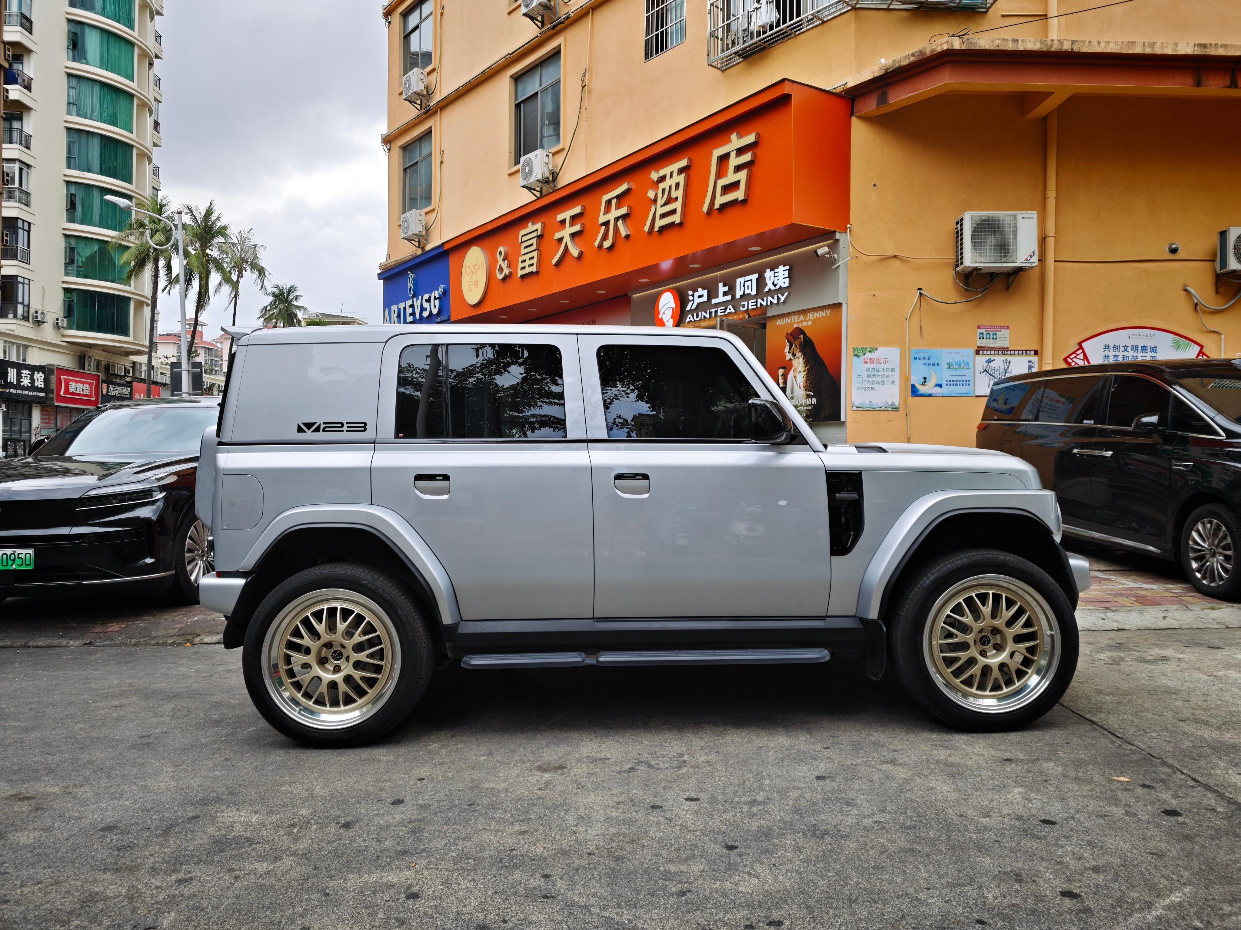 来三亚旅行，酒店门口停了个icar，停3天了。巨tm帅，哎哟我滴妈受不了了……方