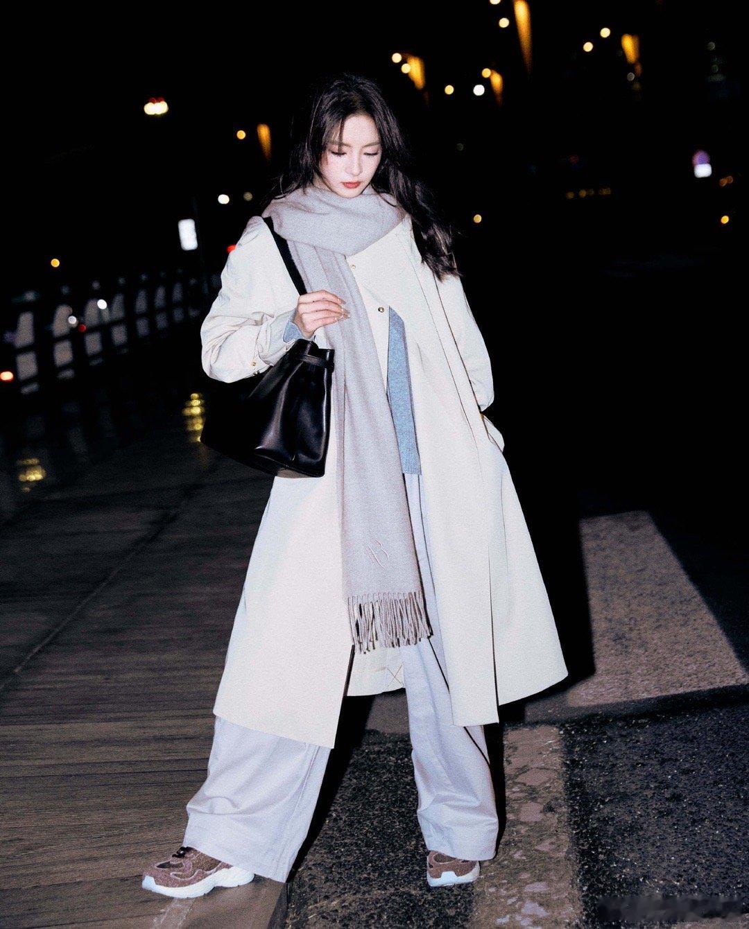 张雅钦说在追杨紫的生命树张雅钦米兰街拍那个简约穿搭也太有气质了，关键是笑得还