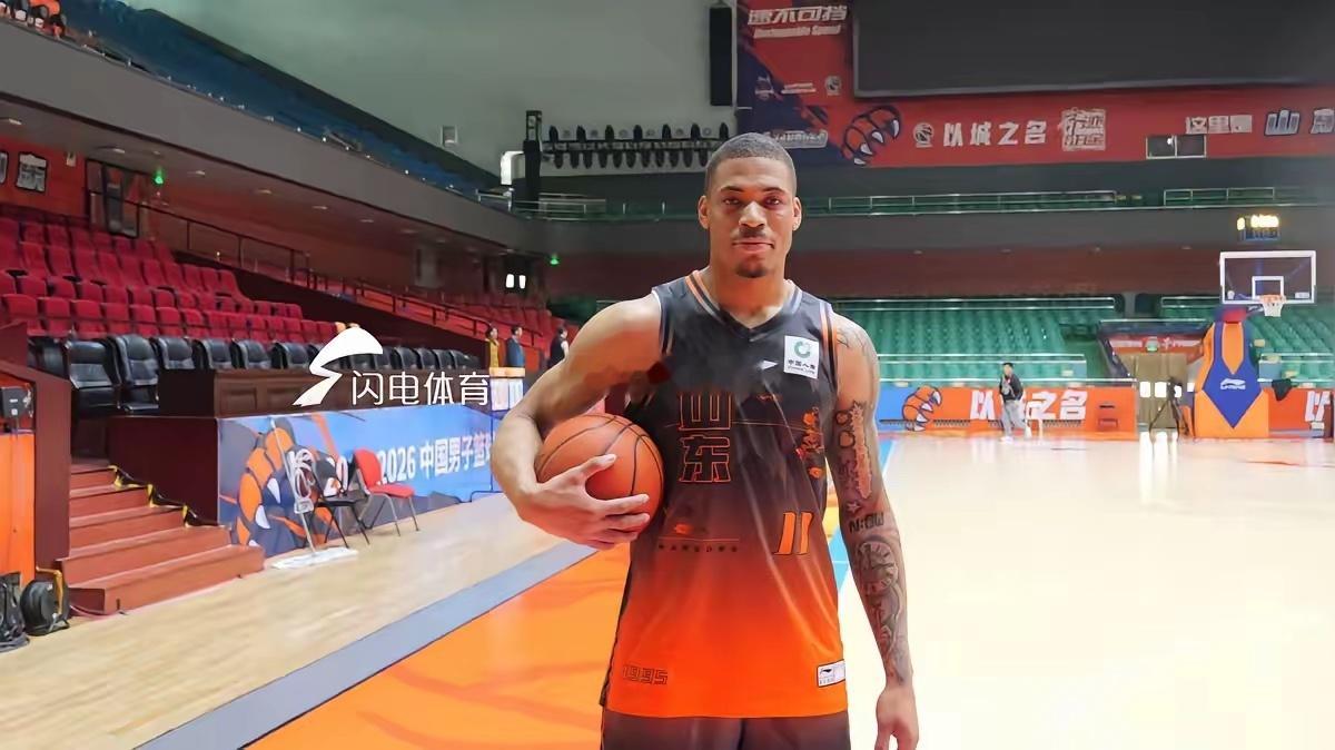 小外援约翰逊第一次出国打球，确实需要适应和融入。对阵上海这场比赛，邱彪指导坚定多