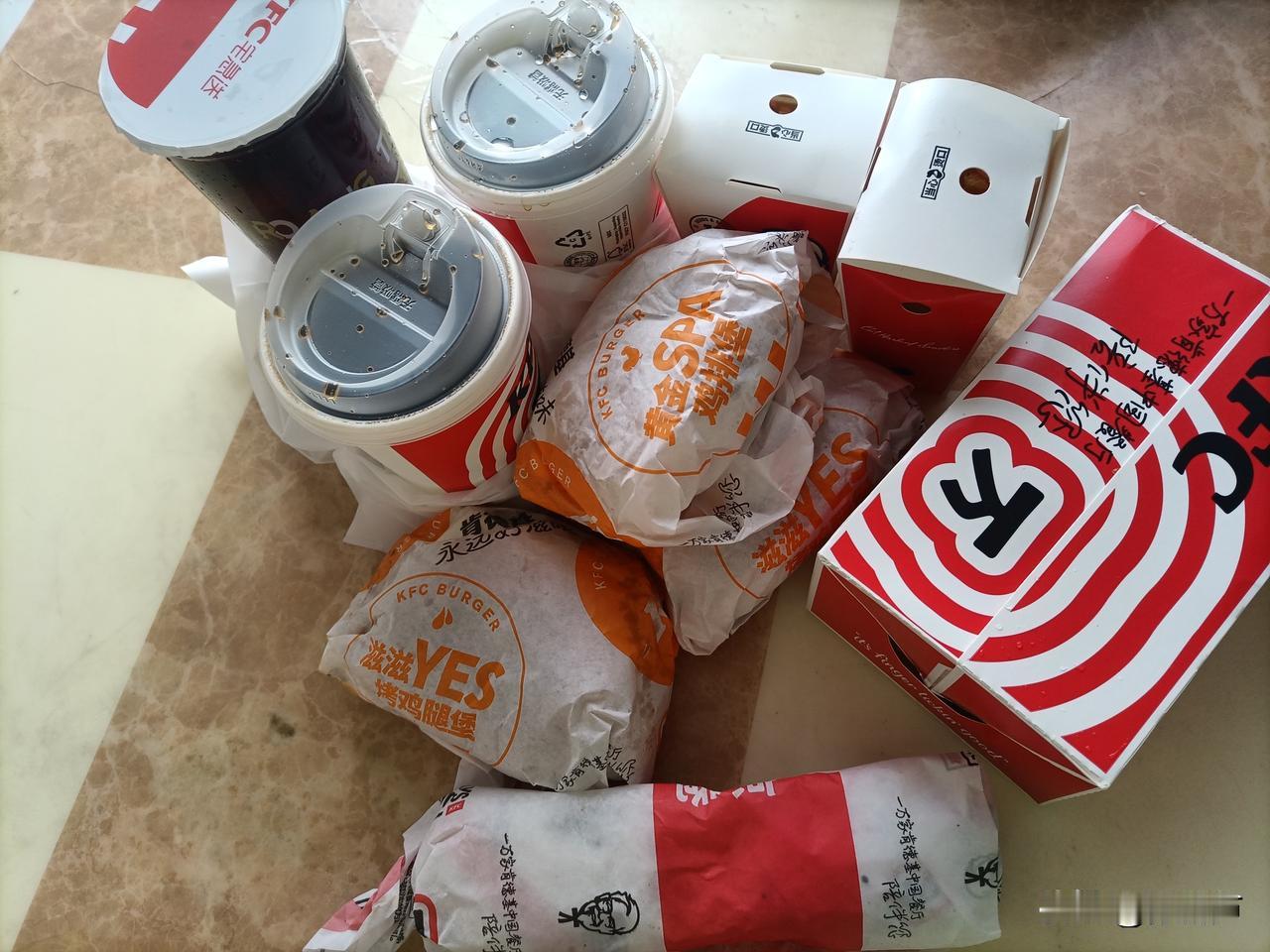 现在人周末中午都不做饭了吗？中午去肯德基店取餐，发现，好多人。后面还有50多张