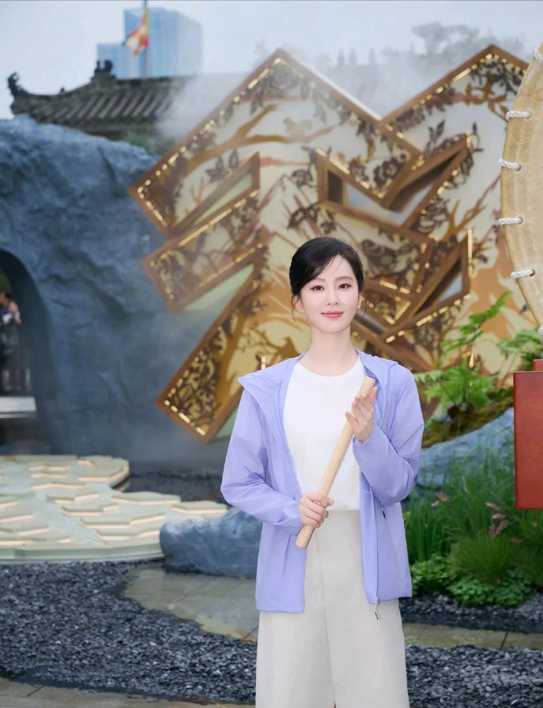 杨紫回应刘诗诗，用到了这样的一句话，非常感人。杨紫写道：“戏里戏外都能见