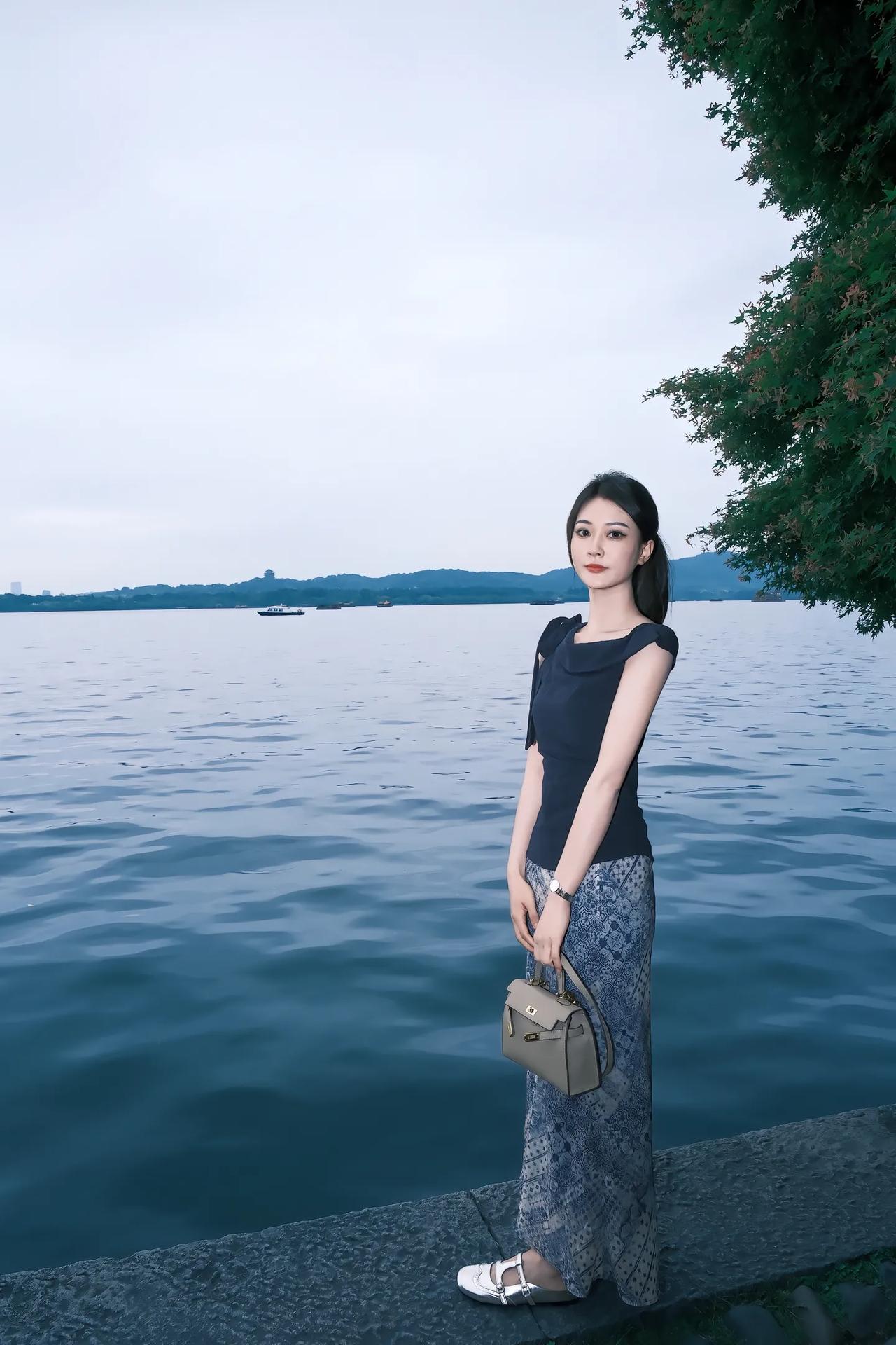 湖畔美人立，风姿绰约间。