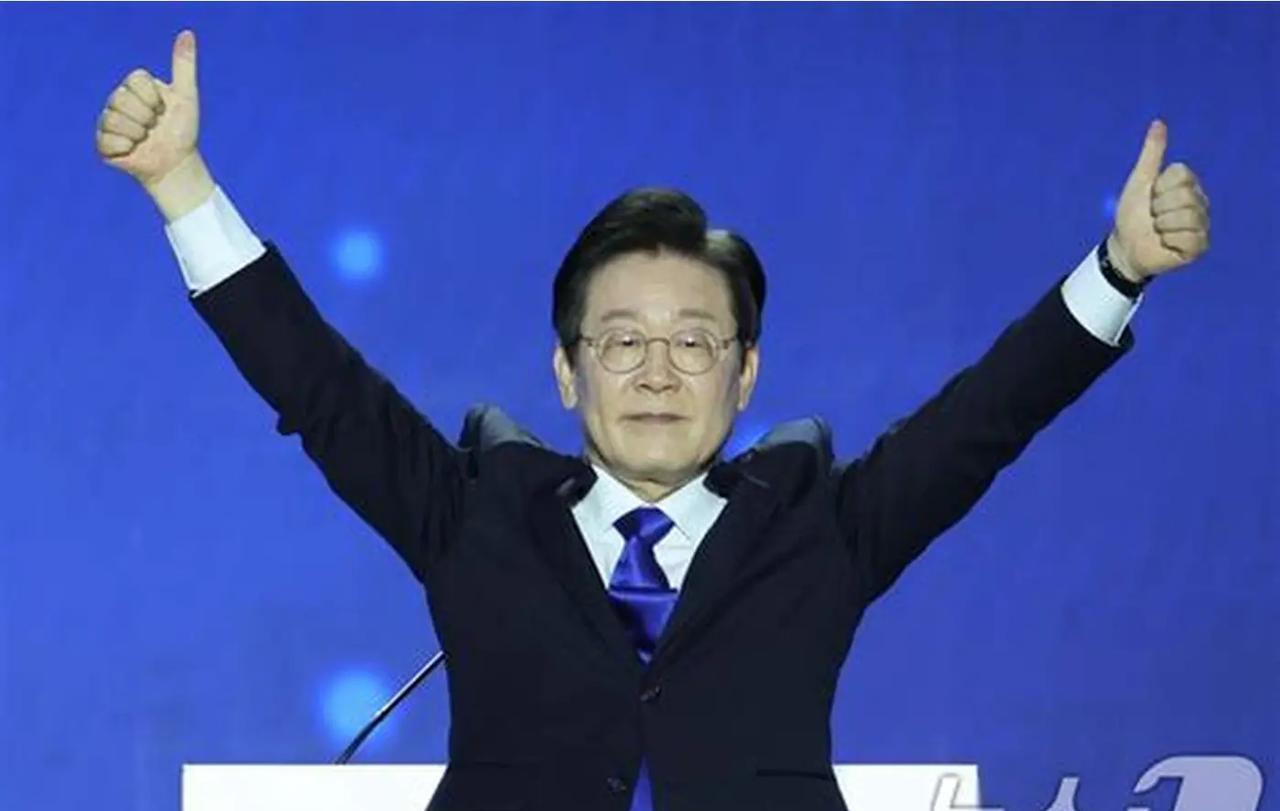 李在明在美国已经疯狂了，彻底不装了！李在明8月26日在华盛顿智库表示，朝鲜是“