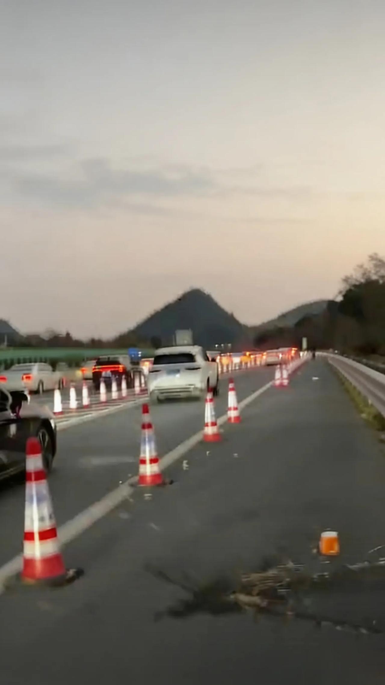 女子高速服务区上厕所耽误几分钟，为何被丢高速狂奔3公里？谁能想到，就因为在服