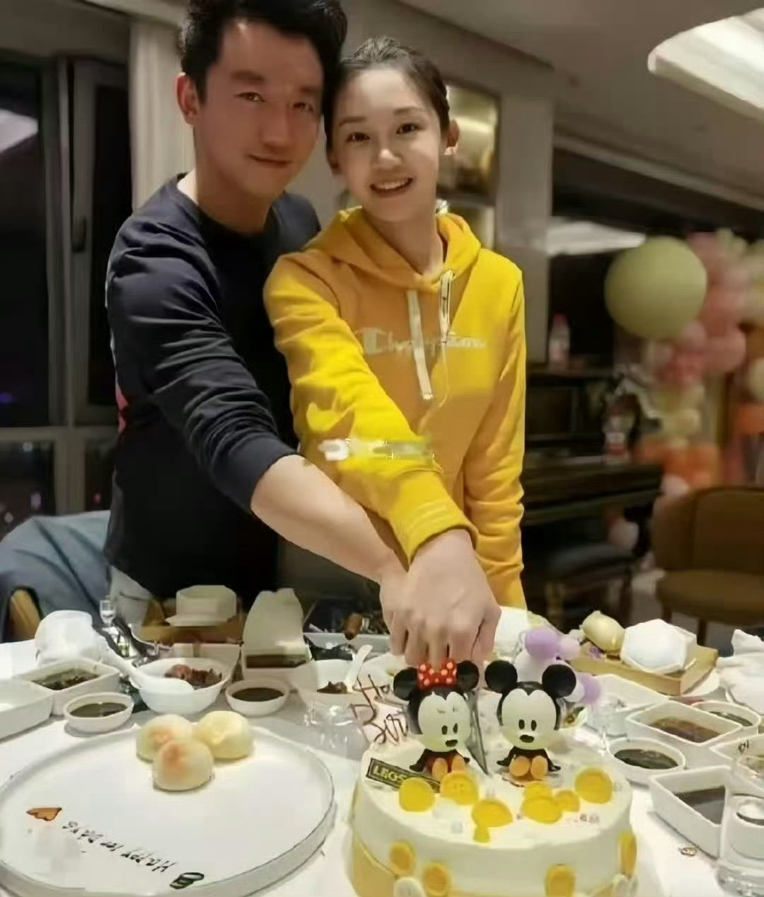 郑恺怪不得这么爱苗苗，绝对是生理性喜欢，两个人互相陪伴对方，看不出苗苗已经是三胎