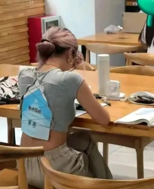 她这是在做什么？她这是在做什么？