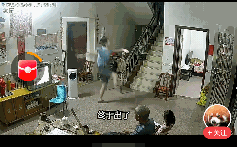 大家看一看这游戏有多可怕？几乎把孩子给弄疯了，孩子已经完全活在这种游戏之中了。